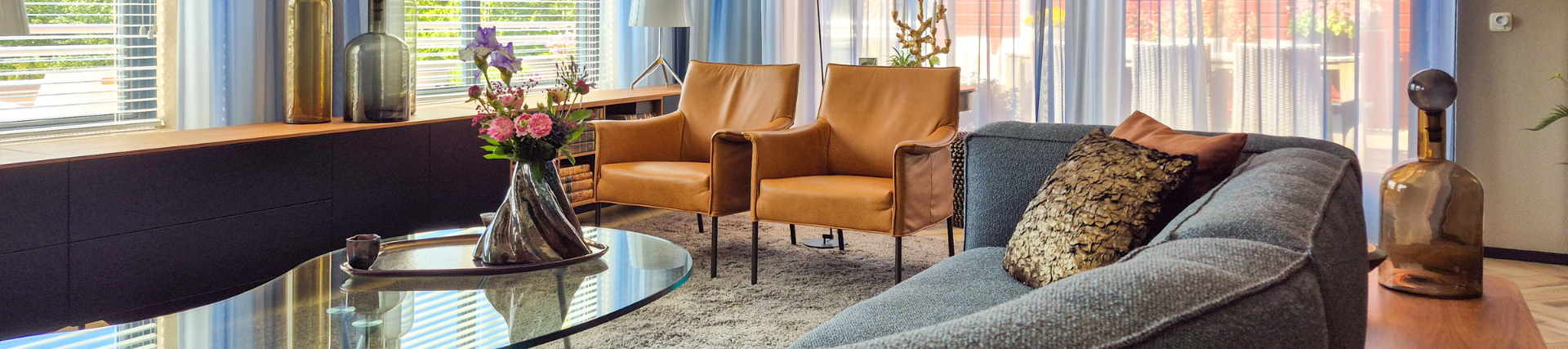 Een comfortabel interieur met blauwtinten