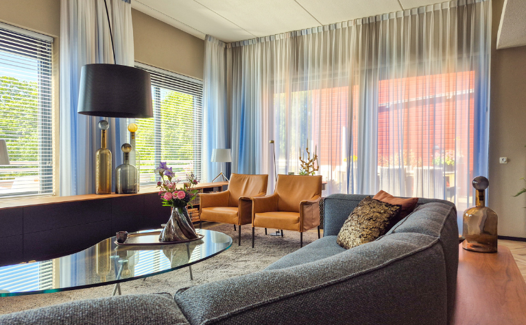 Een comfortabel interieur met blauwtinten