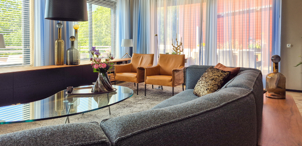 Een comfortabel interieur met blauwtinten